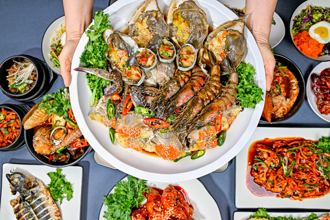 큰 접시에 담긴 통큰게장 게장 요리와 상차림