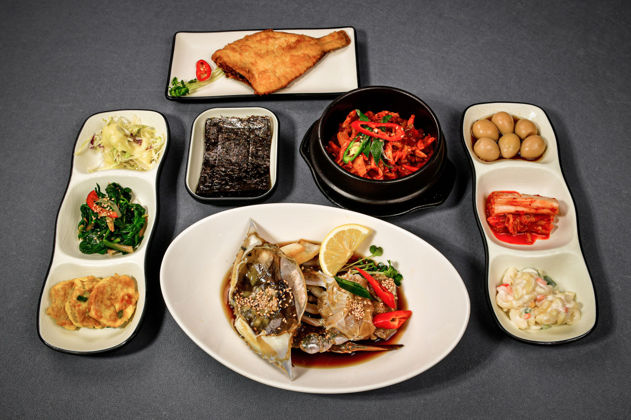 밥과 반찬, 게장으로 구성된 통큰게장 정식